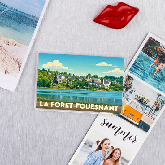 Magnet souvenir de la ville de La Forêt-Fouesnant avec une illustration stylisée du bord de mer.