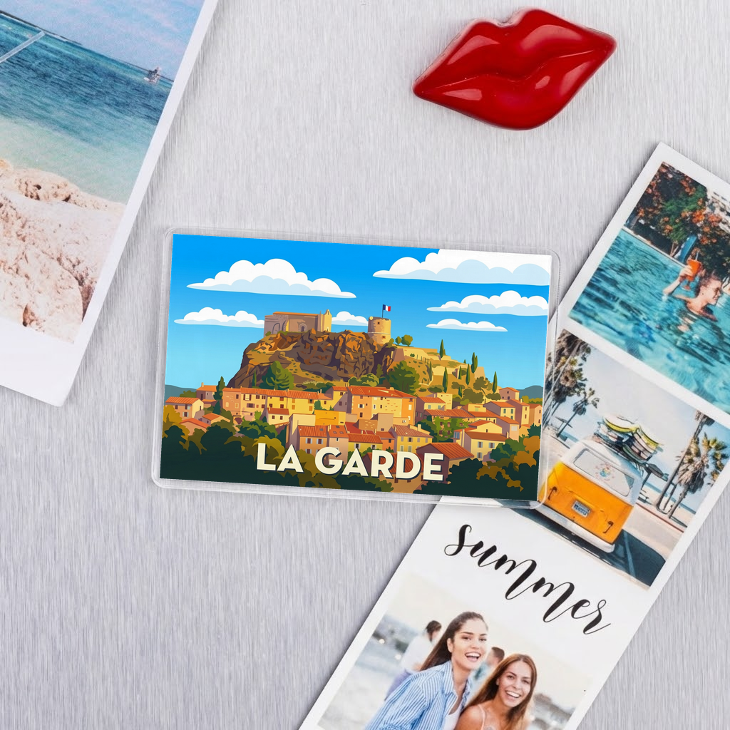 Magnet souvenir de la ville de La Garde avec une illustration stylisée.