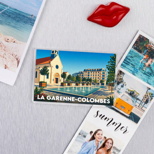 Magnet souvenir de la ville de La Garenne-Colombes avec une illustration stylisée de sa place centrale.