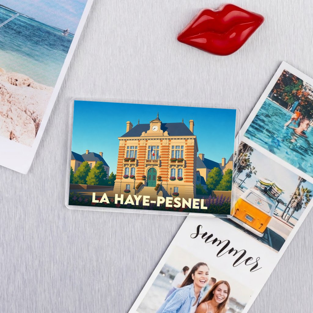 Magnet souvenir de la ville de La Haye-Pesnel avec une illustration stylisée de son hôtel de ville.