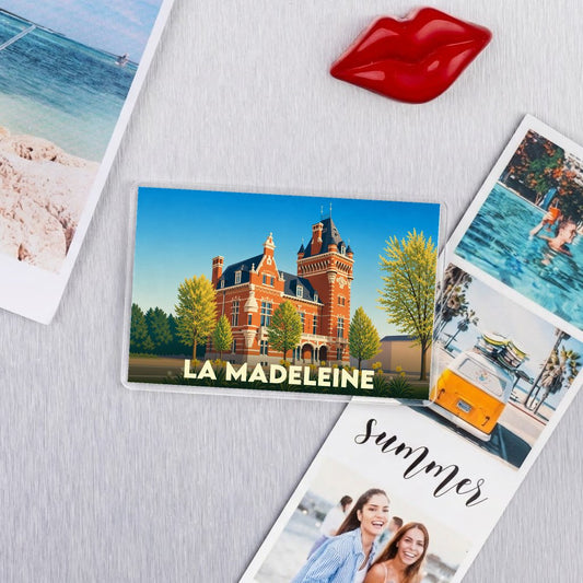 Magnet souvenir de la ville de La Madeleine avec une illustration stylisée de son hôtel de ville.