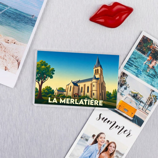 Magnet rectangulaire souvenir de la ville de La Merlatière avec une illustration stylisée de son église.