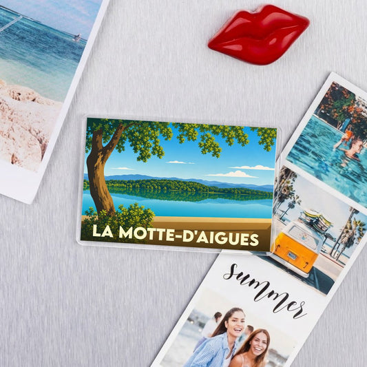 Magnet souvenir de la ville de La Motte-d'Aigues illustrant un paysage de lac paisible.