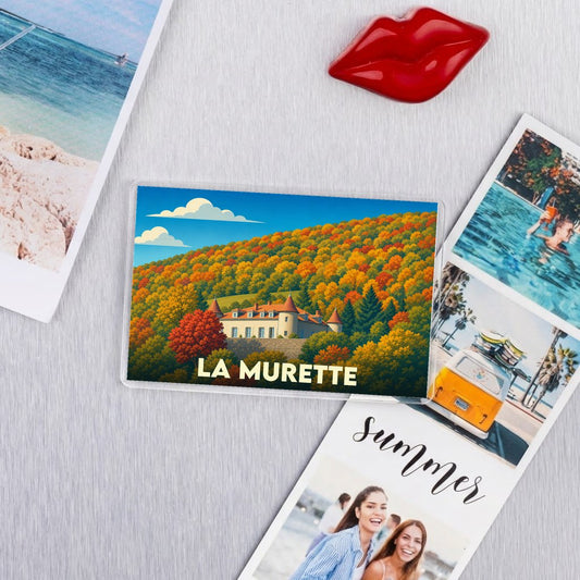 Magnet souvenir de la ville de La Murette avec une illustration stylisée d'un château entouré de forêts d'automne.