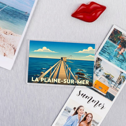 Magnet souvenir de la ville de La Plaine-sur-Mer avec une illustration stylisée d'un ponton de pêche.