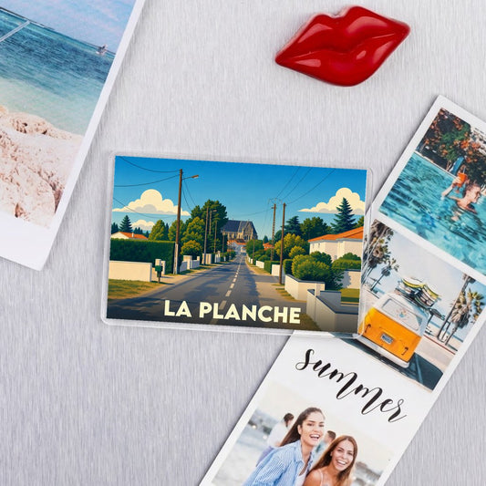 Magnet souvenir de la ville de La Planche avec une illustration de ses paysages et de son architecture.