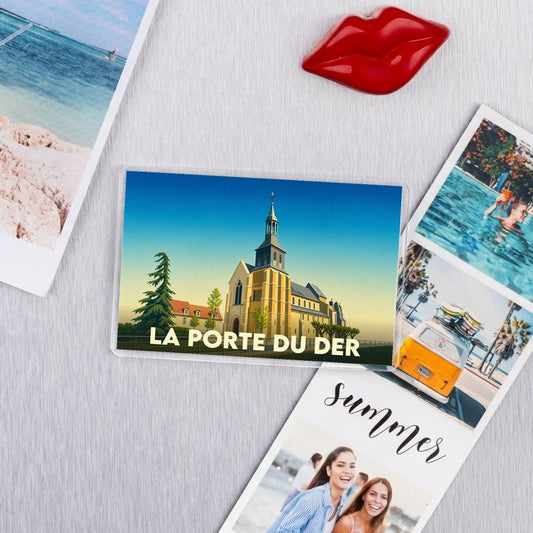Magnet souvenir de la ville de La Porte du Der avec une illustration stylisée d'une église.