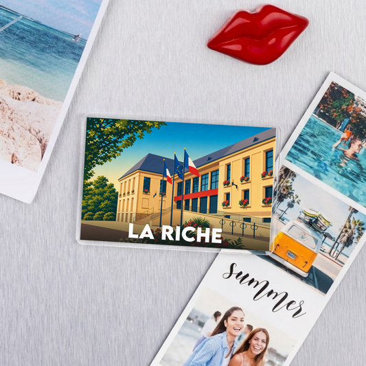 Magnet souvenir de la ville de La Riche avec une illustration stylisée de son hôtel de ville.