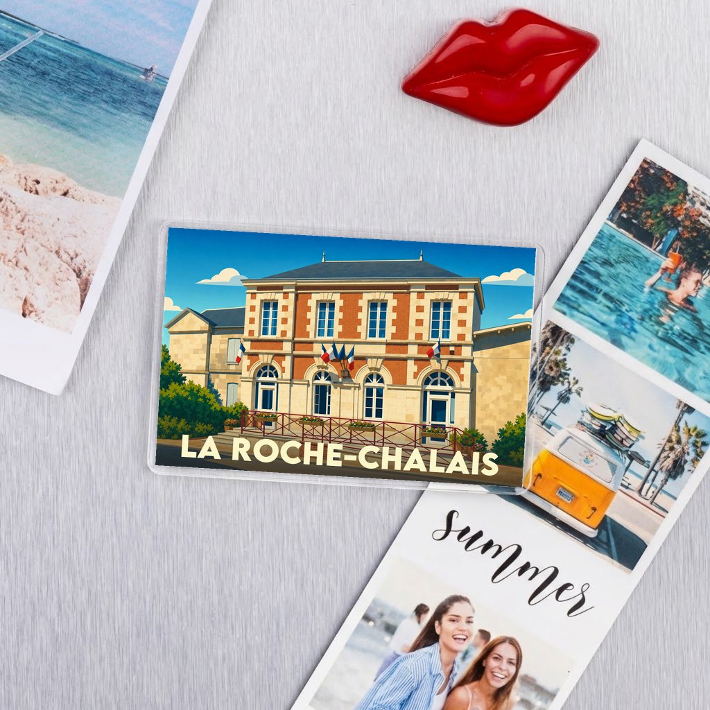 Magnet souvenir de la ville de La Roche-Chalais avec une illustration stylisée de sa mairie.