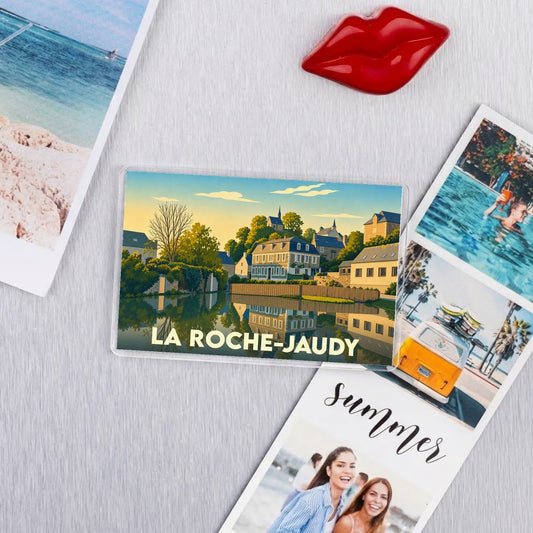 Magnet souvenir de la ville de La Roche-Jaudy avec une illustration stylisée d'un paysage urbain au bord de l'eau.