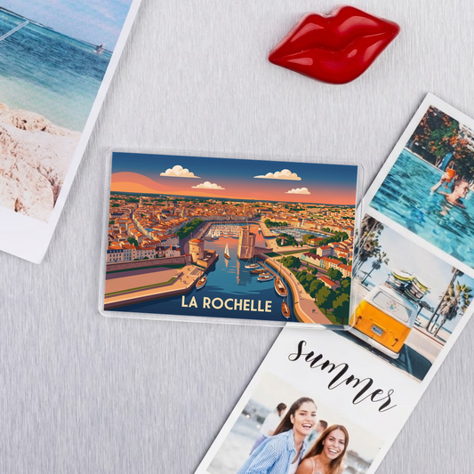 Magnet souvenir de la ville de La Rochelle avec une illustration stylisée de son vieux port.