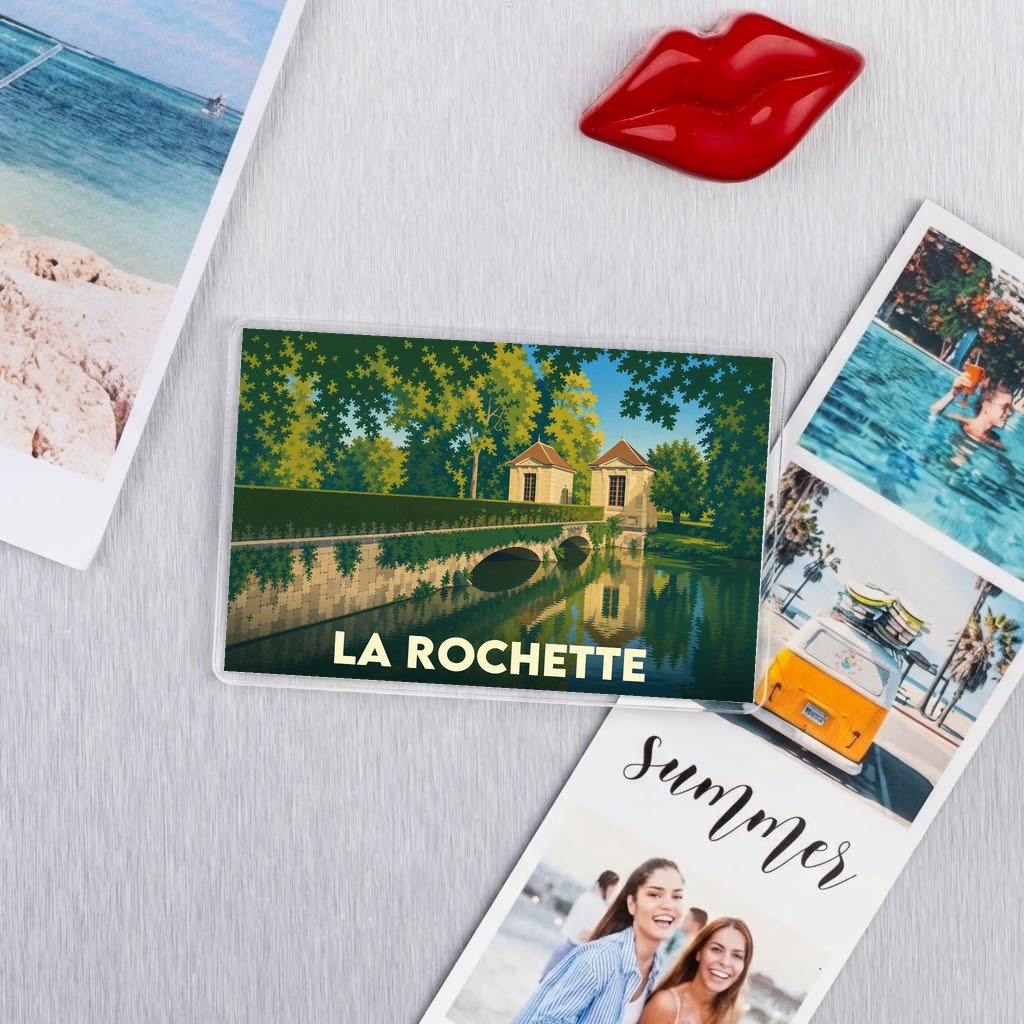 Magnet souvenir de la ville de La Rochette avec une illustration stylisée d'un pont et de ses pavillons.
