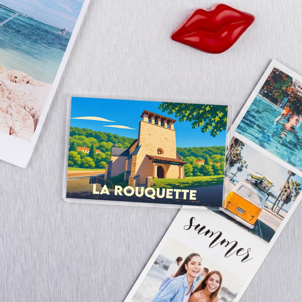 Magnet souvenir de la ville de La Rouquette avec une illustration stylisée d'une église romane.