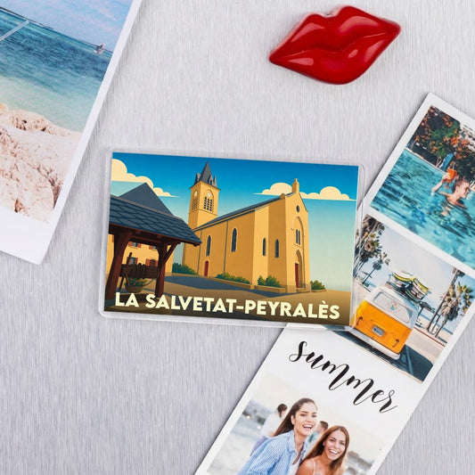 Magnet souvenir de la ville de La Salvetat-Peyralès avec une illustration stylisée d'une église et d'un puits.