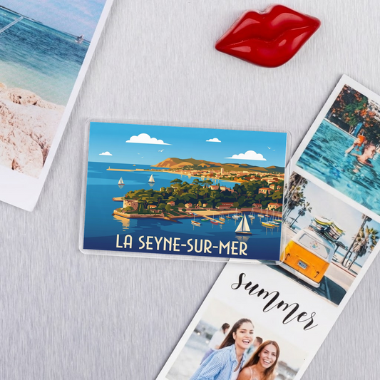 Magnet souvenir de la ville de La Seyne-sur-Mer avec une illustration stylisée de son littoral.