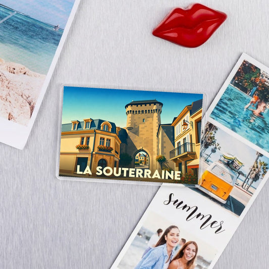 Magnet souvenir de la ville de La Souterraine avec une illustration stylisée de ses monuments historiques.