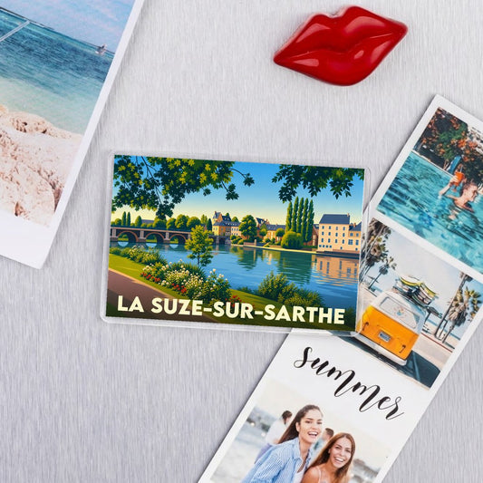 Magnet souvenir de la ville de La Suze-sur-Sarthe avec une illustration stylisée des bords de Sarthe.