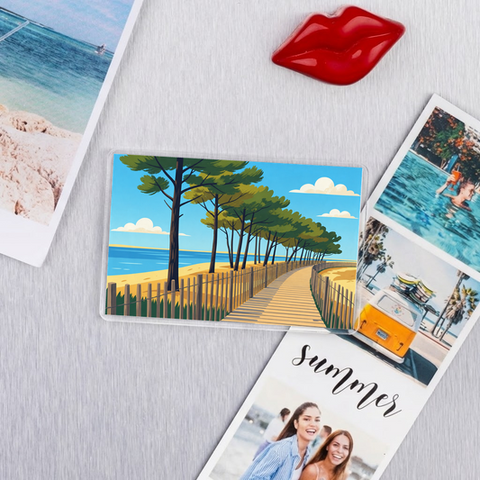 Magnet souvenir de la ville de La Teste-de-Buch avec une illustration stylisée d'un sentier littoral bordé de pins.