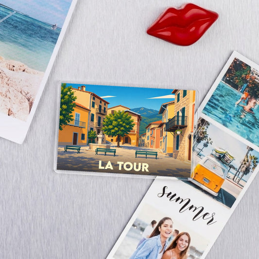 Magnet souvenir de la ville de La Tour avec une illustration stylisée.