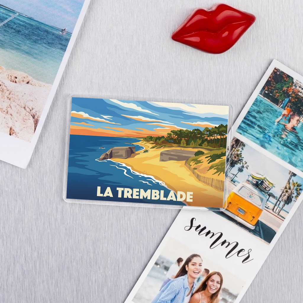 Magnet souvenir de la ville de La Tremblade avec une illustration stylisée de sa côte et de ses blockhaus.