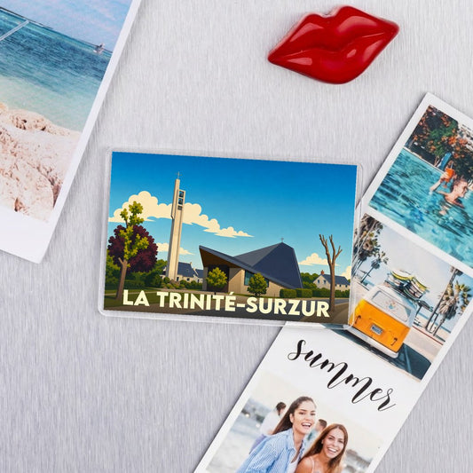 Magnet souvenir de la ville de La Trinité-Surzur avec une illustration stylisée.