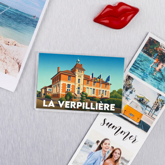 Magnet souvenir de la ville de La Verpillière avec une illustration stylisée de sa mairie.