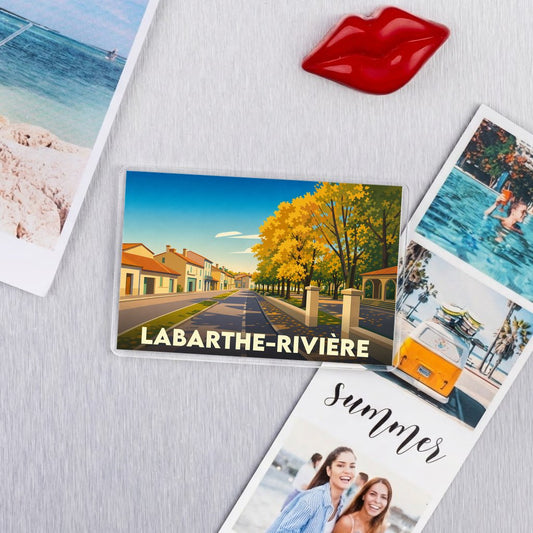 Magnet souvenir de la ville de Labarthe-Rivière avec une illustration stylisée d'une rue bordée d'arbres.