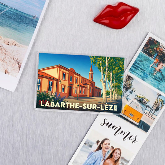 Magnet souvenir de la ville de Labarthe-sur-Lèze avec une illustration stylisée de son architecture.