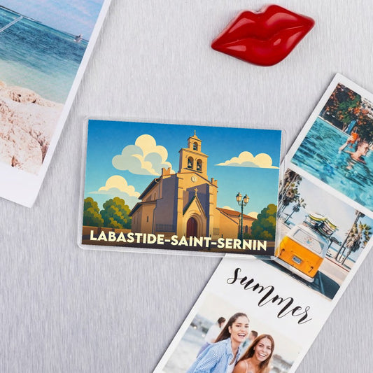 Magnet souvenir de la ville de Labastide-Saint-Sernin avec une illustration stylisée de son église.