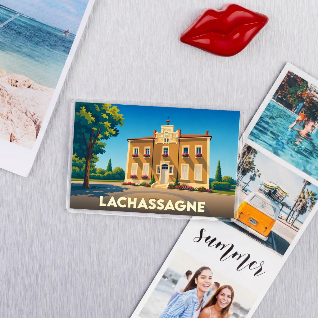 Magnet souvenir de la ville de Lachassagne avec une illustration stylisée de sa mairie.