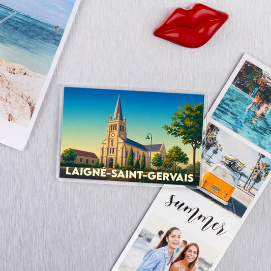 Magnet souvenir de la ville de Laigné-Saint-Gervais avec une illustration stylisée de son église.