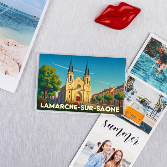 Magnet souvenir de la ville de Lamarche-sur-Saône avec une illustration stylisée d'une église.
