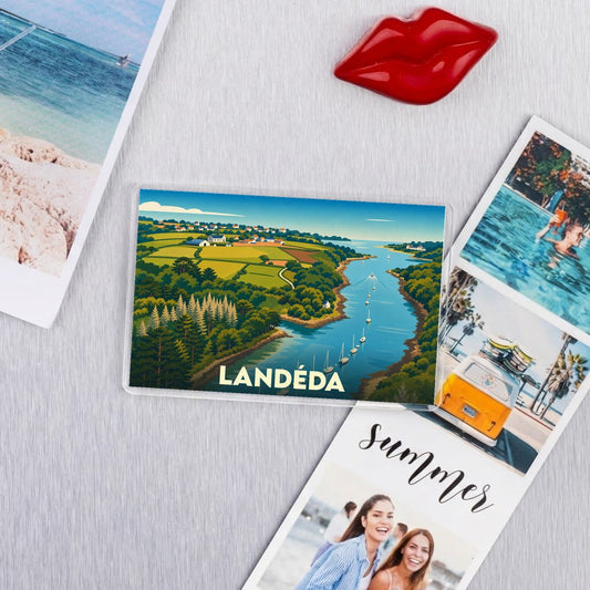 Magnet souvenir de la ville de Landéda avec une illustration stylisée d'un paysage côtier.