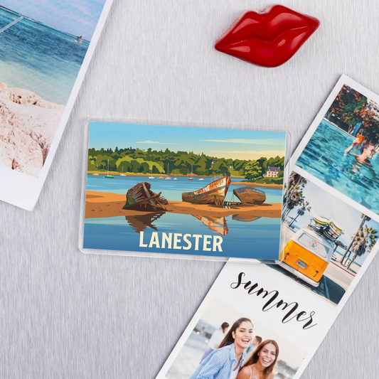 Magnet souvenir de la ville de Lanester avec une illustration stylisée de bateaux échoués.