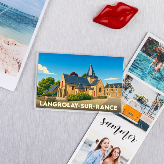 Magnet souvenir de la ville de Langrolay-sur-Rance avec une illustration stylisée de son église.