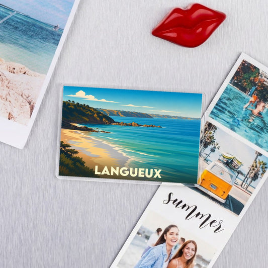 Magnet souvenir de la ville de Langueux avec une illustration stylisée de sa côte.