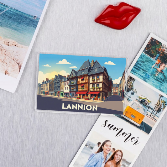 Magnet souvenir de la ville de Lannion avec une illustration stylisée de ses maisons à colombages.