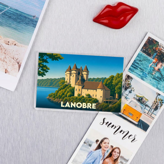 Magnet souvenir de la ville de Lanobre avec une illustration stylisée du château de Val.