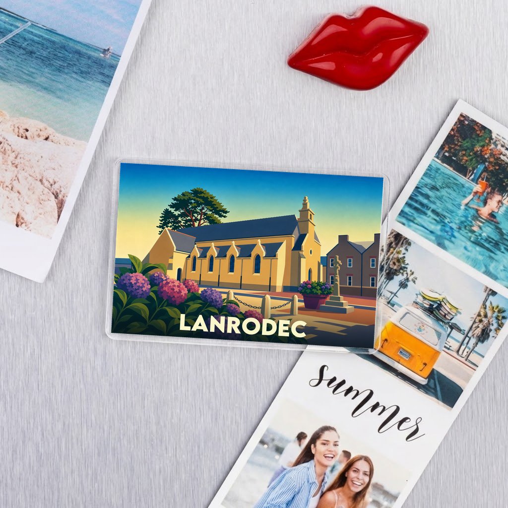 Magnet souvenir de la ville de Lanrodec avec une illustration stylisée de son église.
