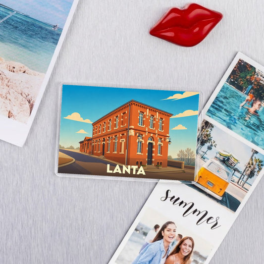 Magnet souvenir de la ville de Lanta illustrant un bâtiment historique coloré sous un ciel bleu.