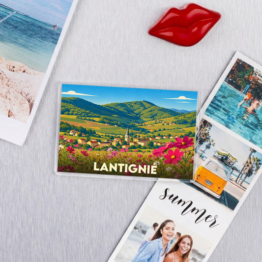 Magnet souvenir de la ville de Lantignié avec une illustration stylisée de paysages vallonnés.