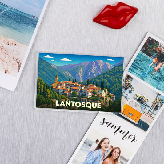 Magnet souvenir de la ville de Lantosque avec une illustration stylisée de ses paysages montagneux.