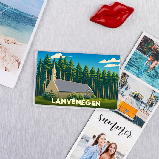 Magnet souvenir de la ville de Lanvénégen avec une illustration stylisée d'une chapelle en lisière de forêt.