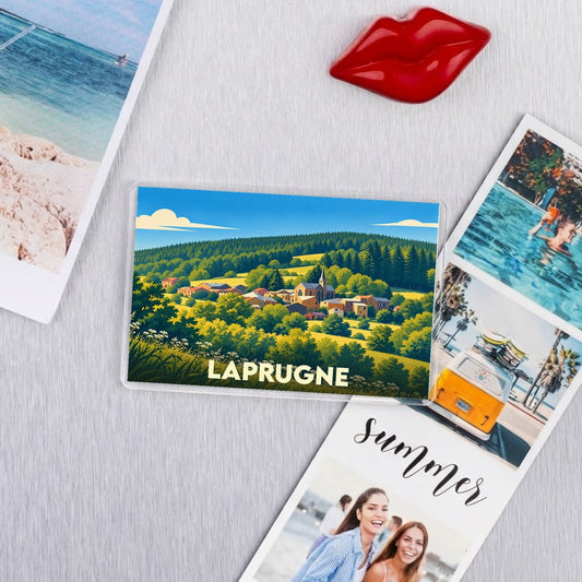 Magnet souvenir de la ville de Laprugne avec une illustration paysagère stylisée.