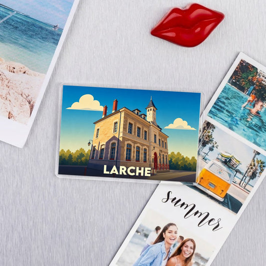 Magnet souvenir de la ville de Larche avec une illustration stylisée de l'hôtel de ville.