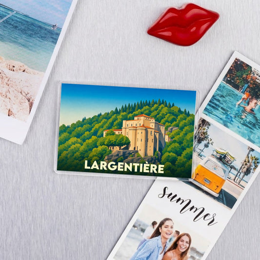 Magnet souvenir de la ville de Largentière avec une illustration stylisée.