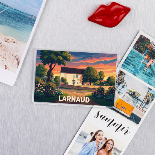 Magnet souvenir de la ville de Larnaud avec une illustration stylisée du village.