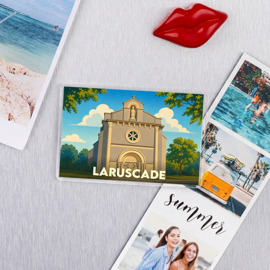 Magnet souvenir de la ville de Laruscade illustré d'un dessin stylisé de son église.