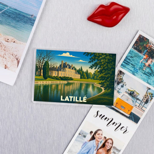 Magnet souvenir de la ville de Latillé avec une illustration stylisée d'un château au bord de l'eau.