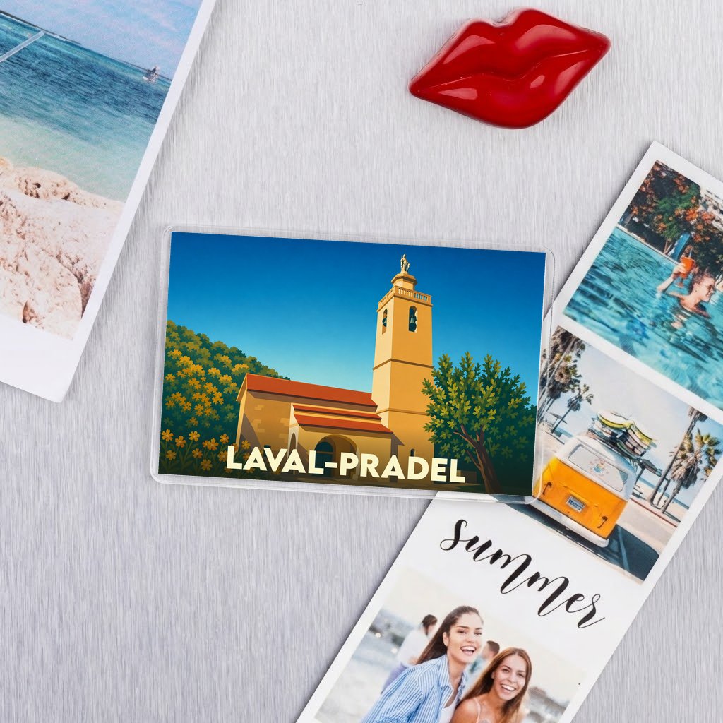 Magnet souvenir de la ville de Laval-Pradel avec une illustration stylisée de son église.